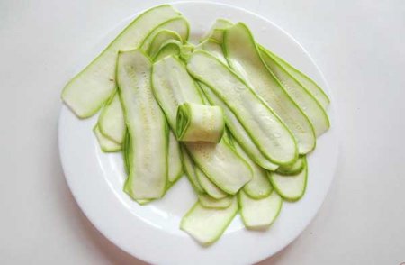 Нарезать кабачки