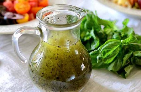 Домашняя заправка для салата из свежих овощей универсальная.