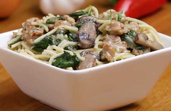 Спагетти с грибами, шпинатом и колбасой пошаговый рецепт