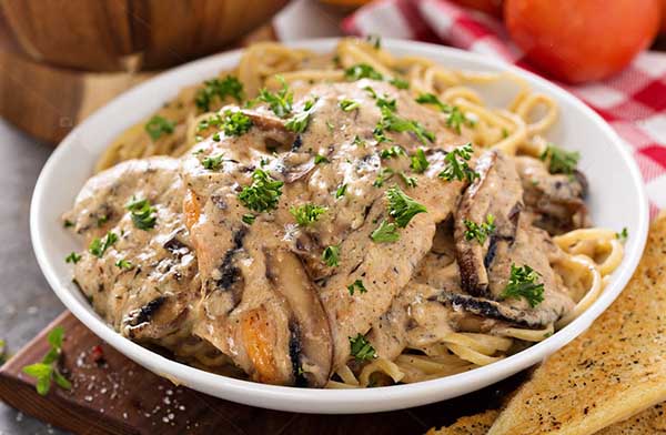 Курица в соусе марсала с макаронами