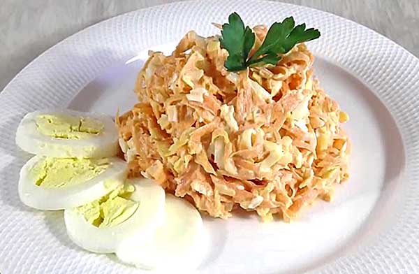 Французский салат с чесноком сыром и морковью