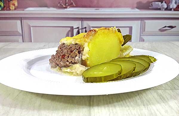 Фрикадельки с картошкой под соусом Бешамель