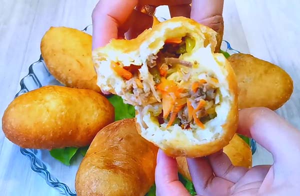 Пирожки из картофельного теста с мясом и овощами
