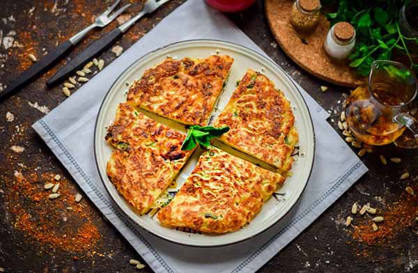 Ленивый хачапури готовим на сковороде за 15 минут (два простых рецепта)