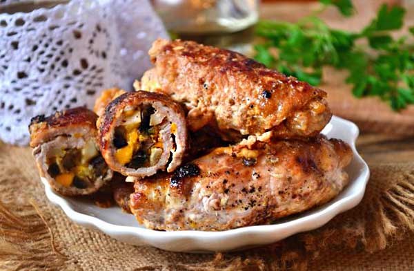 Мясные рулеты c грибами и сыром запеченные в сметане
