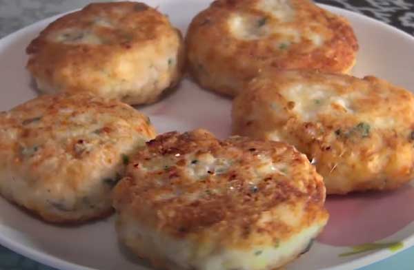 Куриные котлеты с творогом, сыром и зеленью