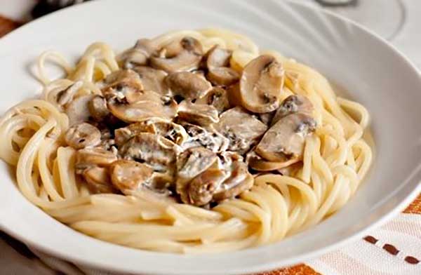 Спагетти с шампиньонами (два рецепта)