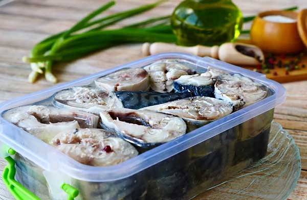 Малосольная скумбрия в масле - приготовить легко и просто