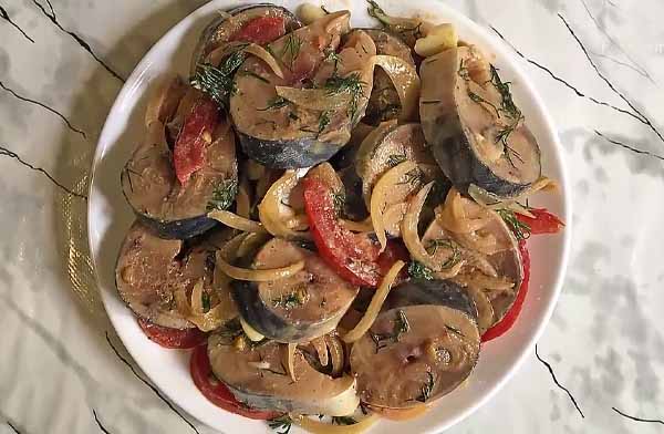 Маринованная скумбрия - идеальная закуска