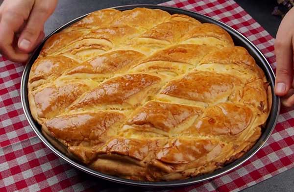 Просто сыр и тесто прекрасная выпечка (Погача)