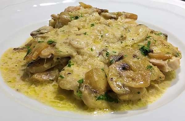 Куриная грудка с грибами и сыром в сметанном соусе
