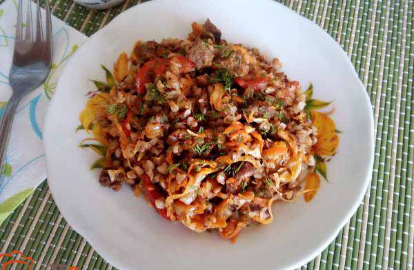 Мясо запеченное с капустой и гречкой