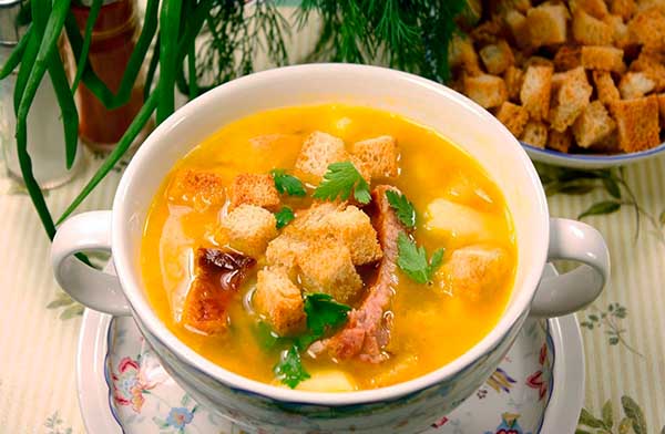 Гороховый суп с копчеными ребрышками