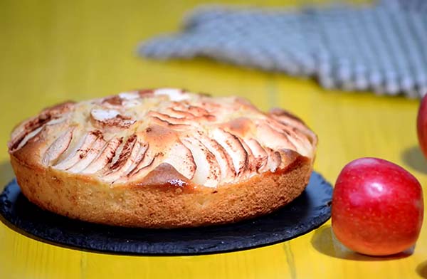 Шарлотка с яблоками – лучший рецепт