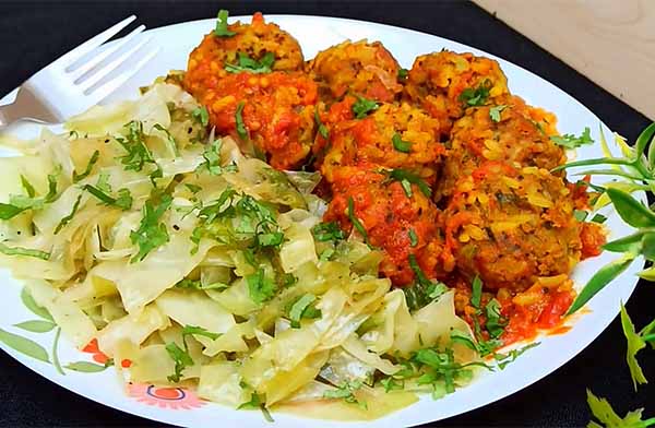 Рецепт жареной капусты с фаршем и томатным соусом