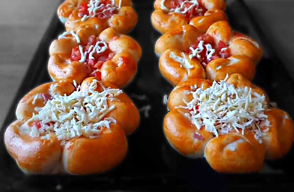 Рецепт пиццы с колбасой, сыром и помидорами