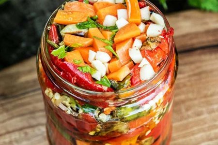 Маринованные кабачки с чесноком, болгарским перцем и зеленью